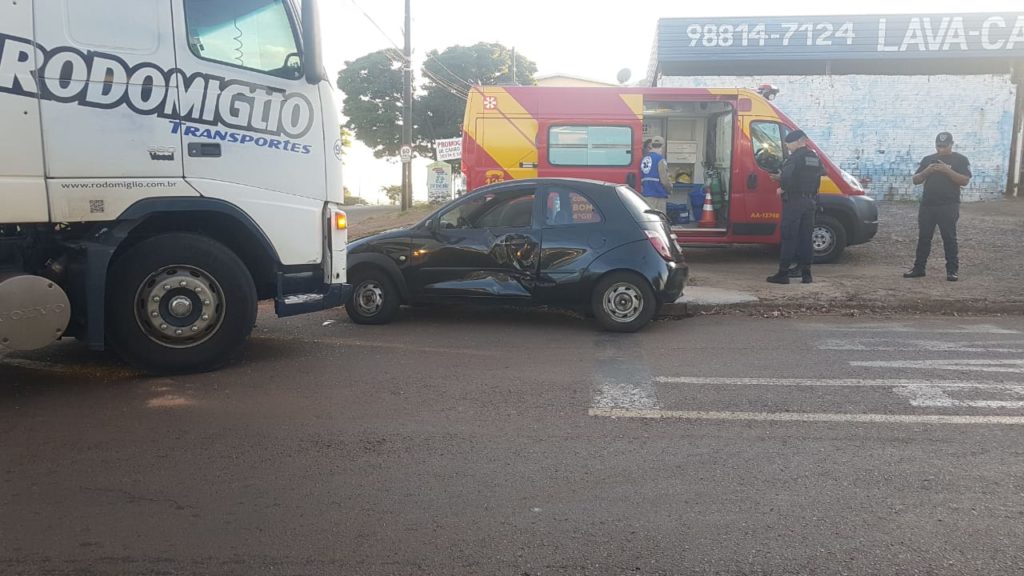 Carro e carreta se envolvem em colisão na Av. Rocha Pombo