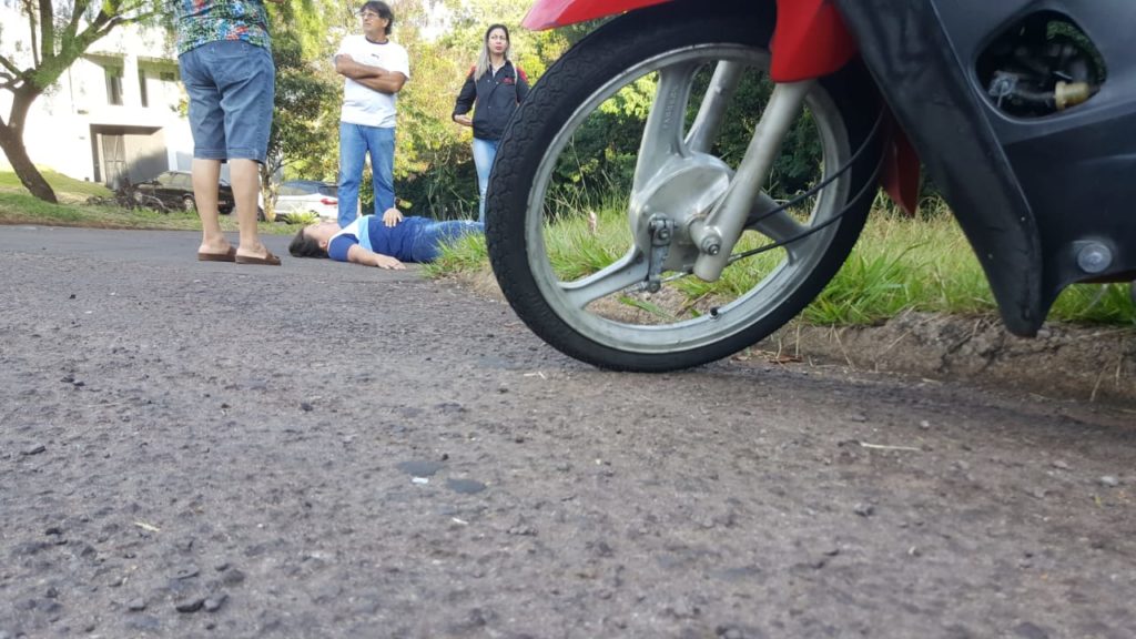 Carro e moto batem no Bairro Pacaembu