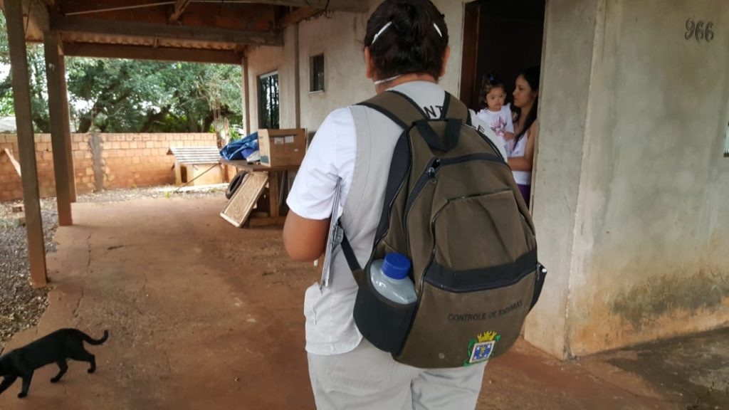 Agentes de endemias fazem visitas em residências na região norte de Cascavel