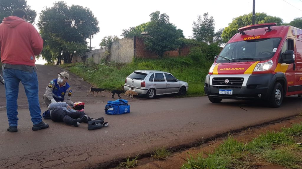 Mulher fica ferida após acidente entre carro e moto na Avenida Piquri