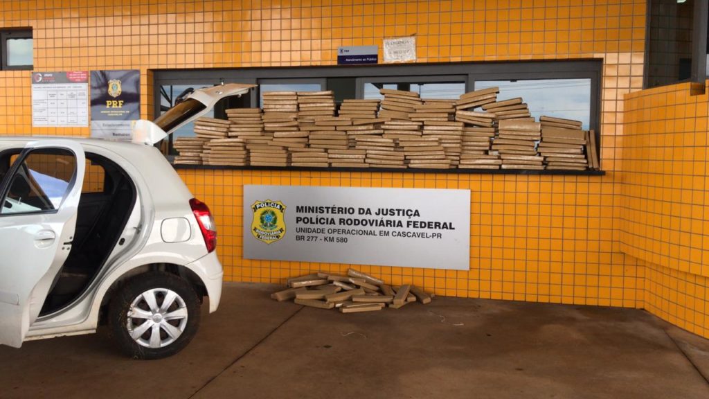 Motorista faz manobras perigosas e acaba preso pela PRF transportando maconha na BR-277