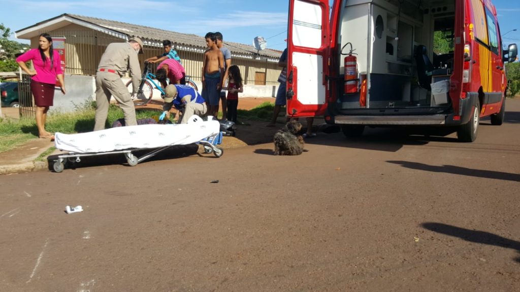 Jovem fica ferida em colisão entre motos no Bairro Santa Cruz