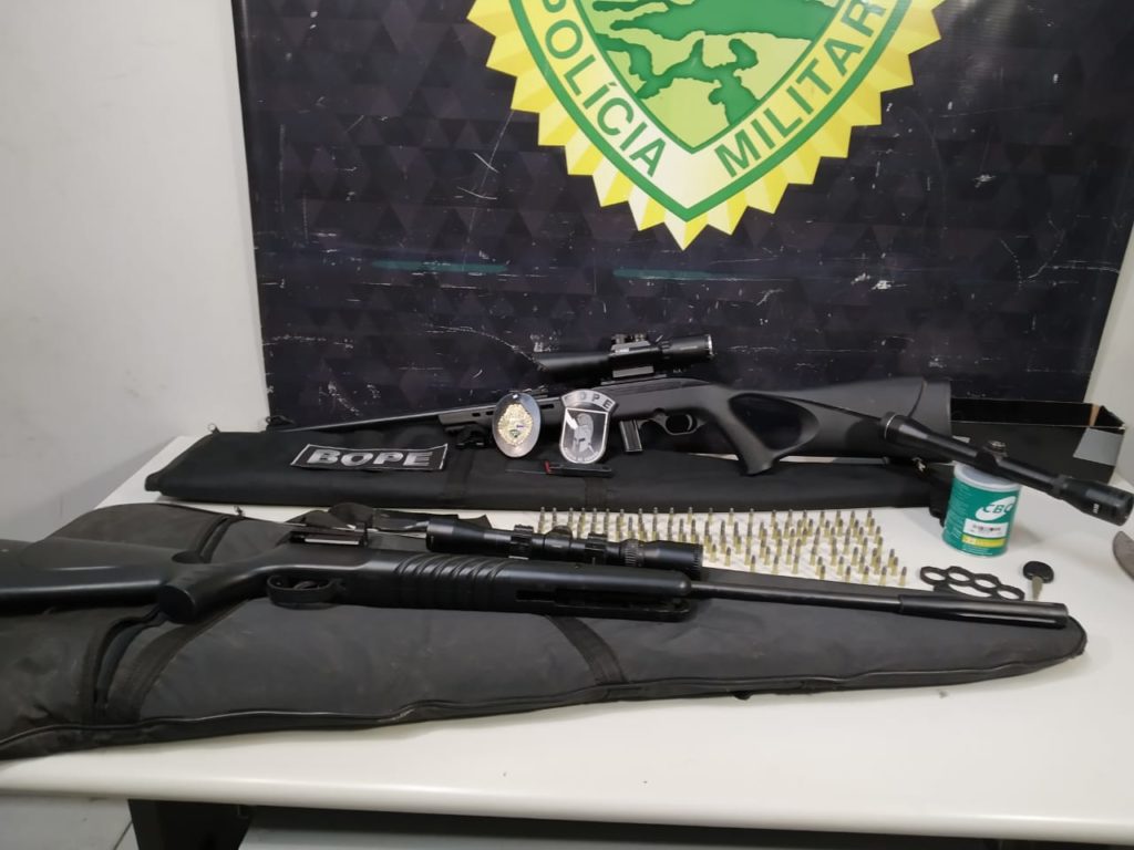 Homem aponta espingarda para motorista durante briga de trânsito e acaba preso pela polícia em Curitiba