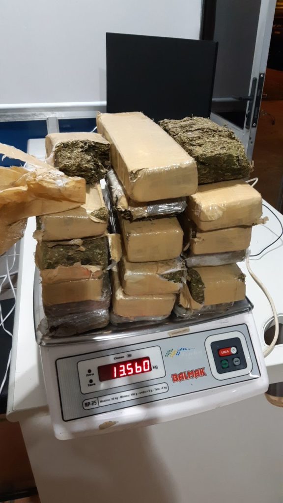 Ocupantes de Marea jogam maconha de veículo durante fuga da PRF, na BR-277