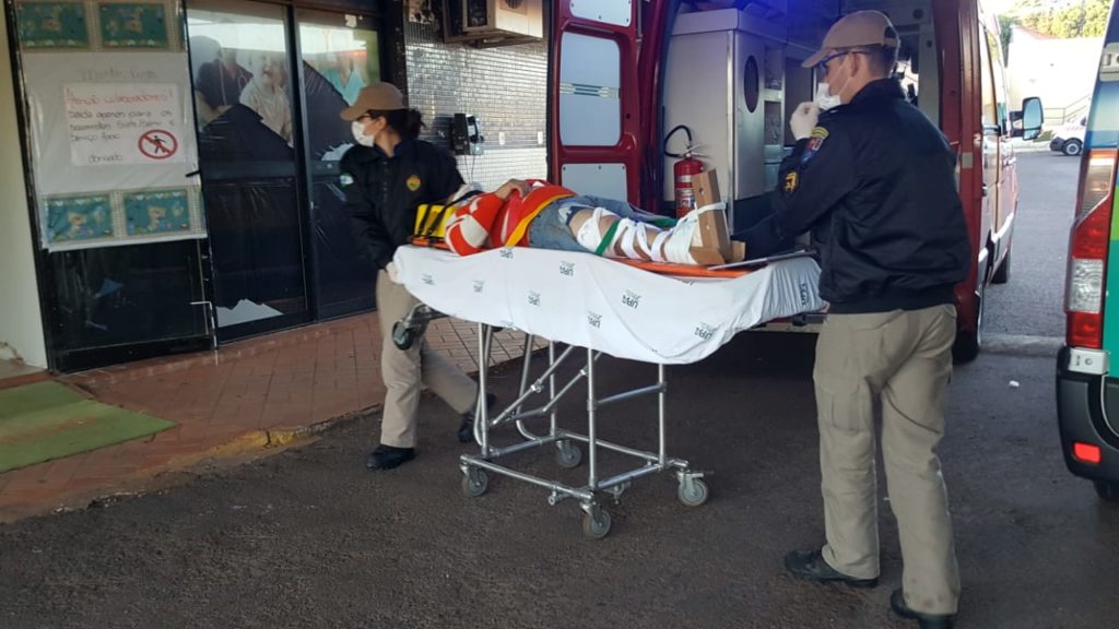 Motociclista tem fratura na perna em colisão na Av. Tito Muffato