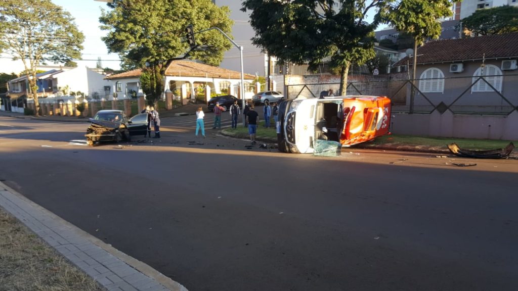 Ambulância do Samu capota em grave acidente no Centro