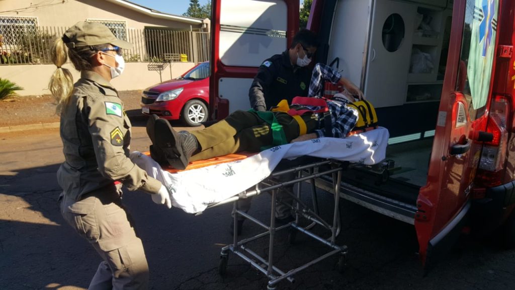 Idoso é socorrido ao sofrer queda no Bairro Santa Cruz