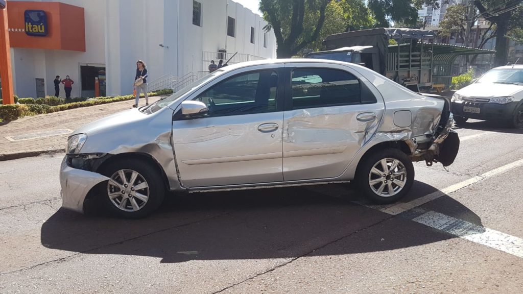 Carro sofre vários danos em acidente na Rua Paraná, no Centro