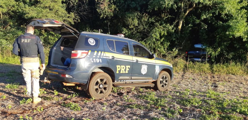 Homem é preso pela PRF transportando cigarros em carro roubado