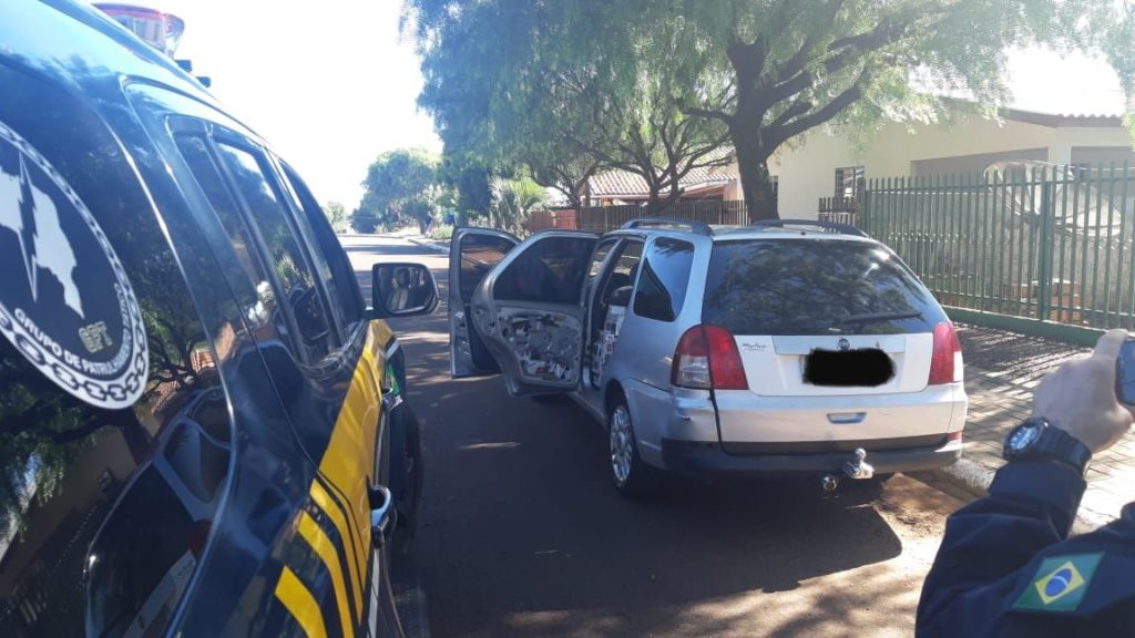 Carro é apreendido com cigarros após perseguição pela BR-277