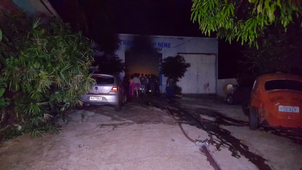 Oficina de chapeação é atingida por incêndio na Estrada Rio da Paz