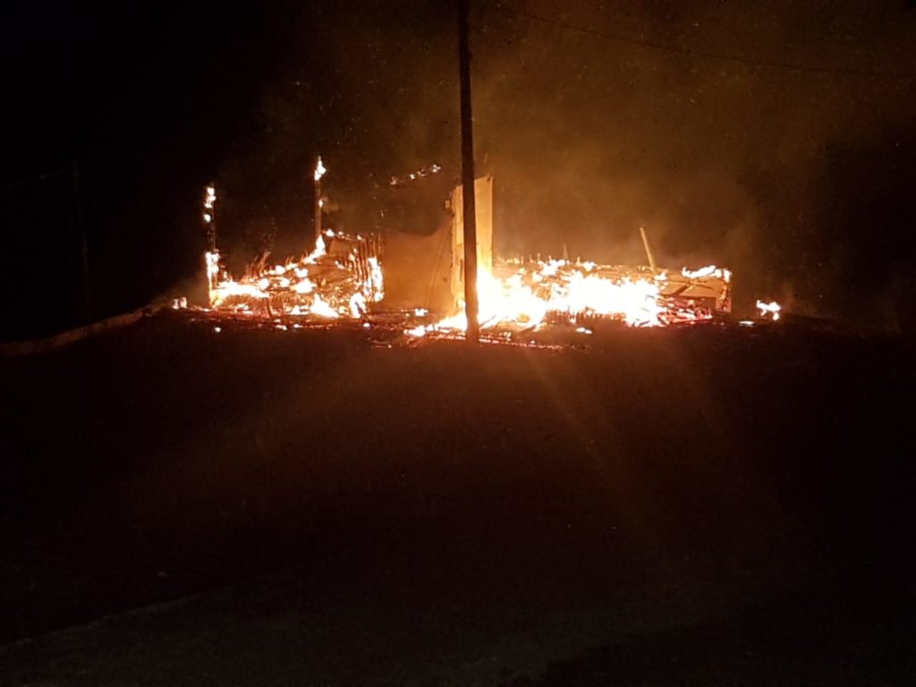 Residência de madeira e alvenaria é consumida pelo fogo na Estrada Chaparral; imóvel estava desocupado