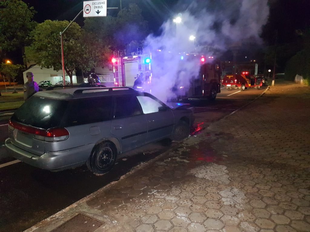Veículo Subaru Legacy tem parte interna destruída pelo fogo na Avenida Tancredo Neves