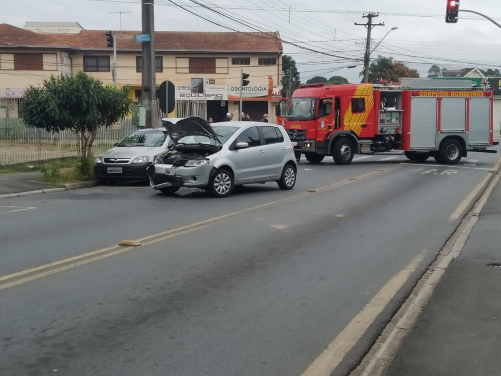 Passageira de carro fica ferida após batida contra poste em Curitiba