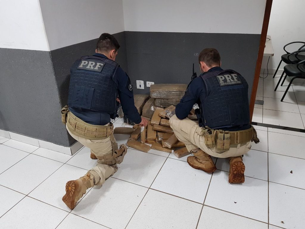 PRF apreende 142 quilos de maconha durante acompanhamento tático no município de Floresta
