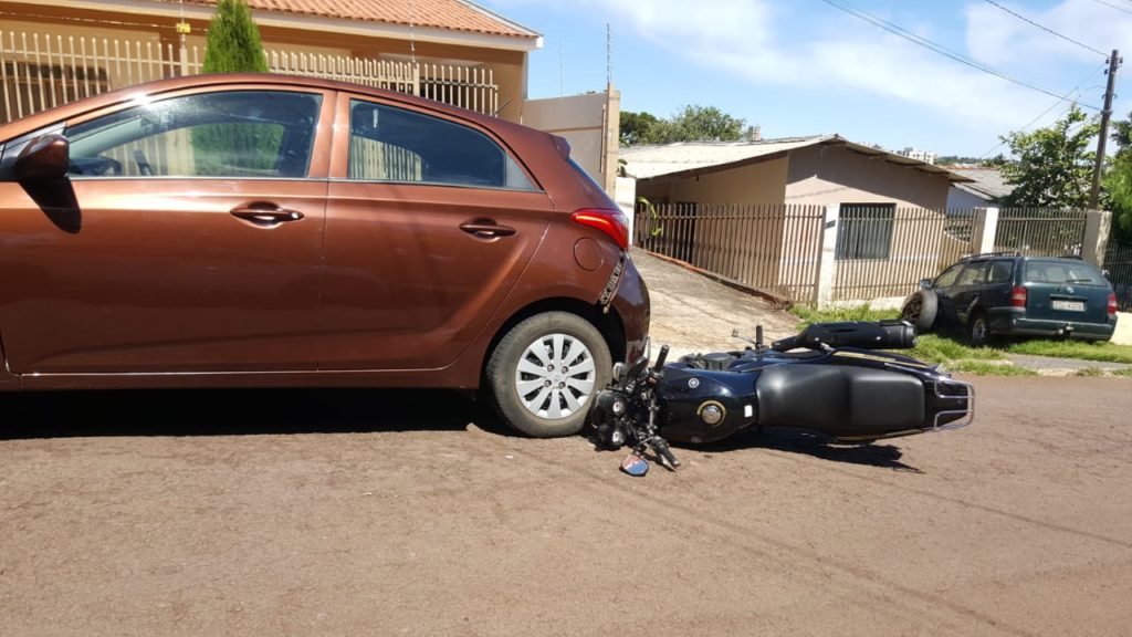 Motociclista é socorrido ao atingir veículo estacionado no Bairro Canadá