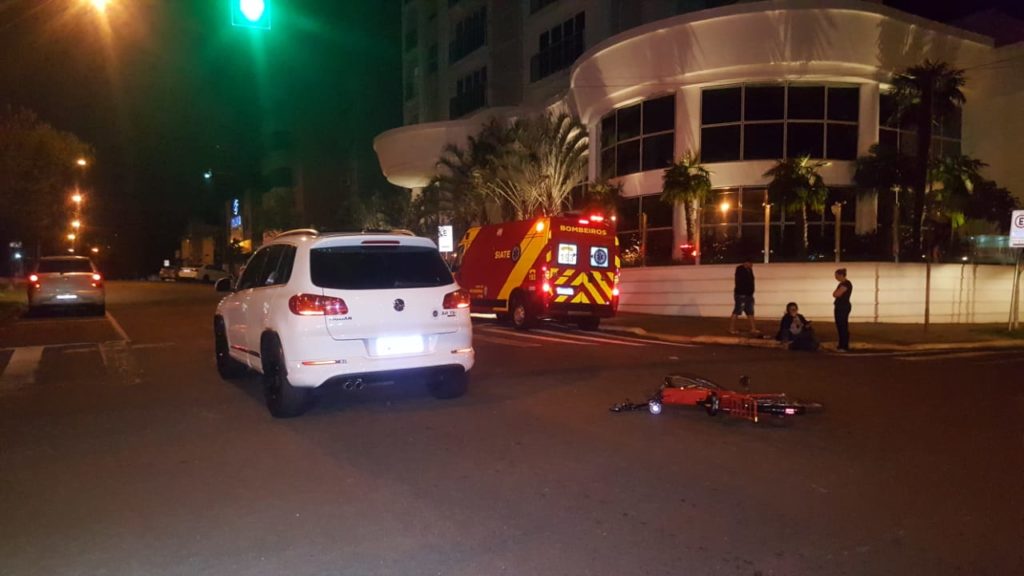 Colisão entre carro e bicicleta elétrica deixa mulher de 55 anos ferida, no Centro