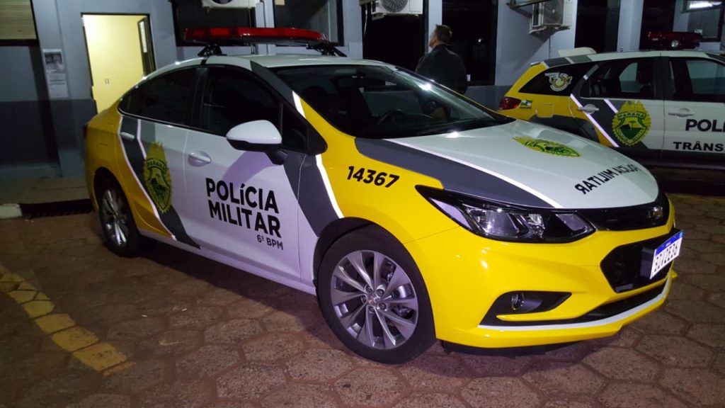 Bandidos rendem e amarram duas pessoas em assalto no Centro