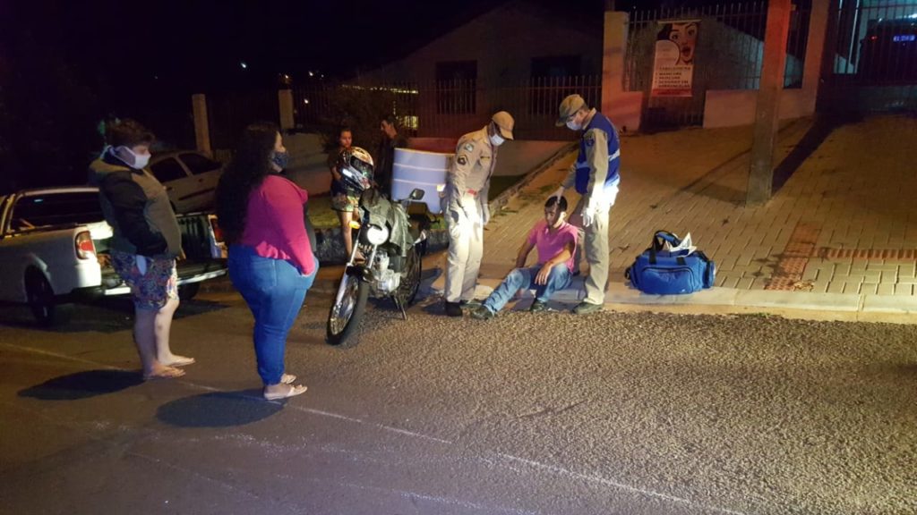 Motociclista sofre queda ao desviar de cão no Bairro Universitário