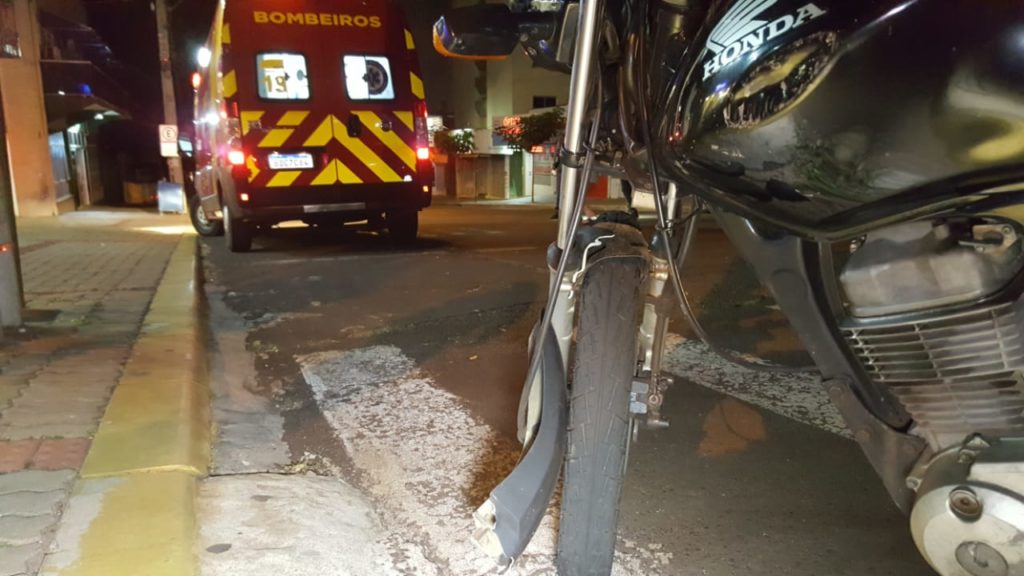 Rapaz cai de moto na Rua Paraná e fica ferido