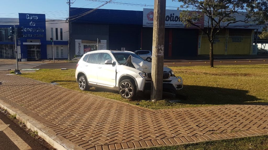 BMW bate contra poste na Avenida Tancredo Neves