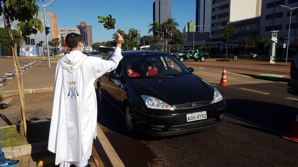 ‘Drive Thru da Benção’: famílias cascavelenses participam de ato no Centro