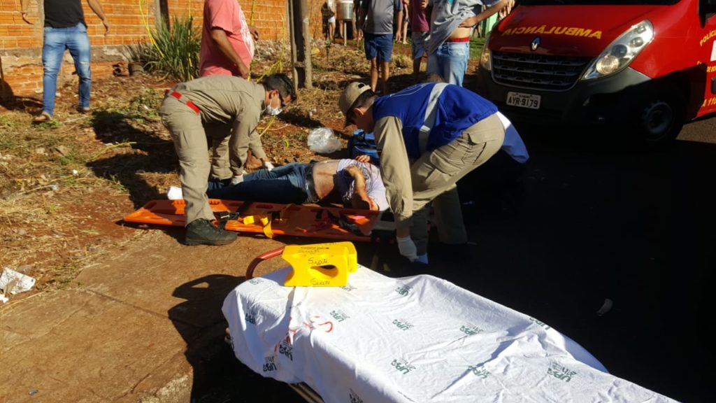 Carro atinge muro e motociclista fica gravemente ferido em acidente no Santa Cruz