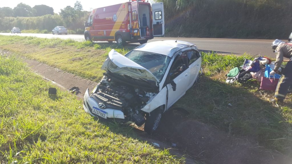 Carro capota e três pessoas ficam feridas na BR-467
