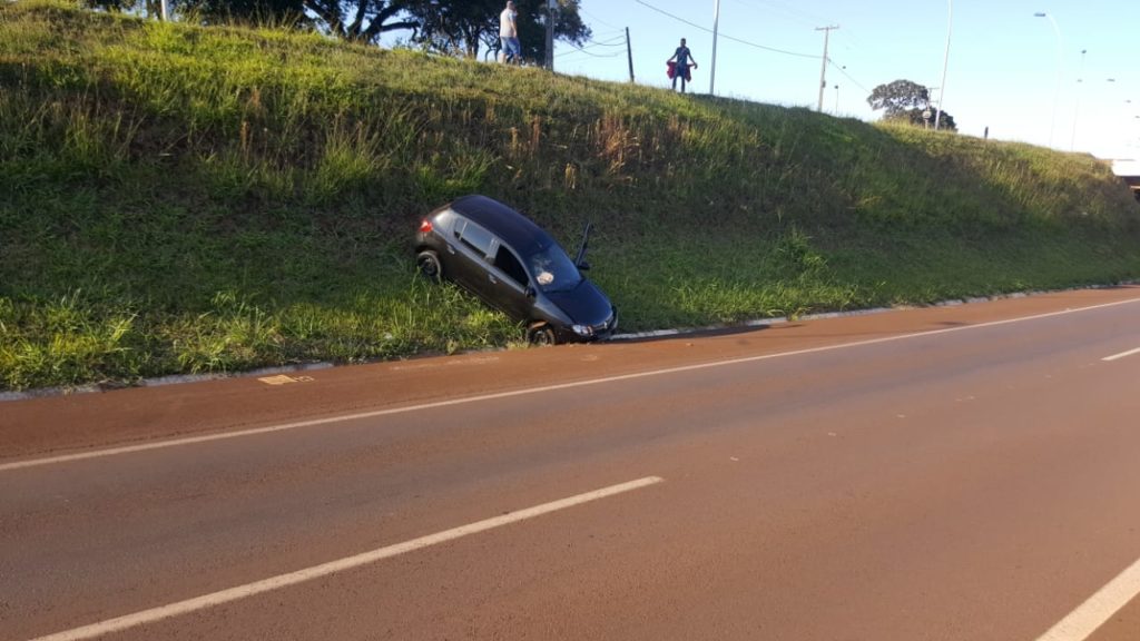 Motorista perde controle e carro fica ‘pendurado’ às margens da PRc-467