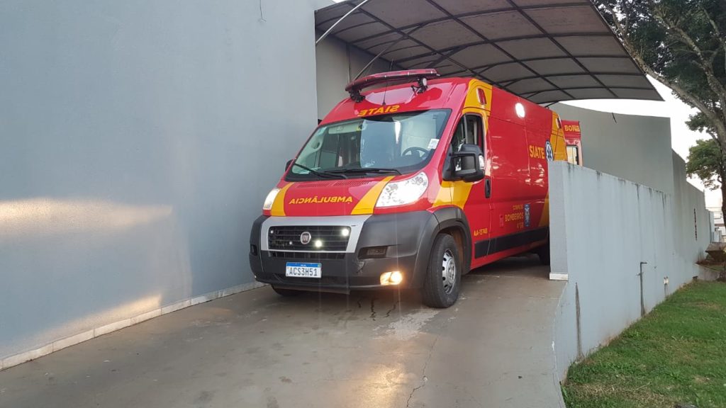 Mulher ferida com vidro é socorrida no Distrito de São João