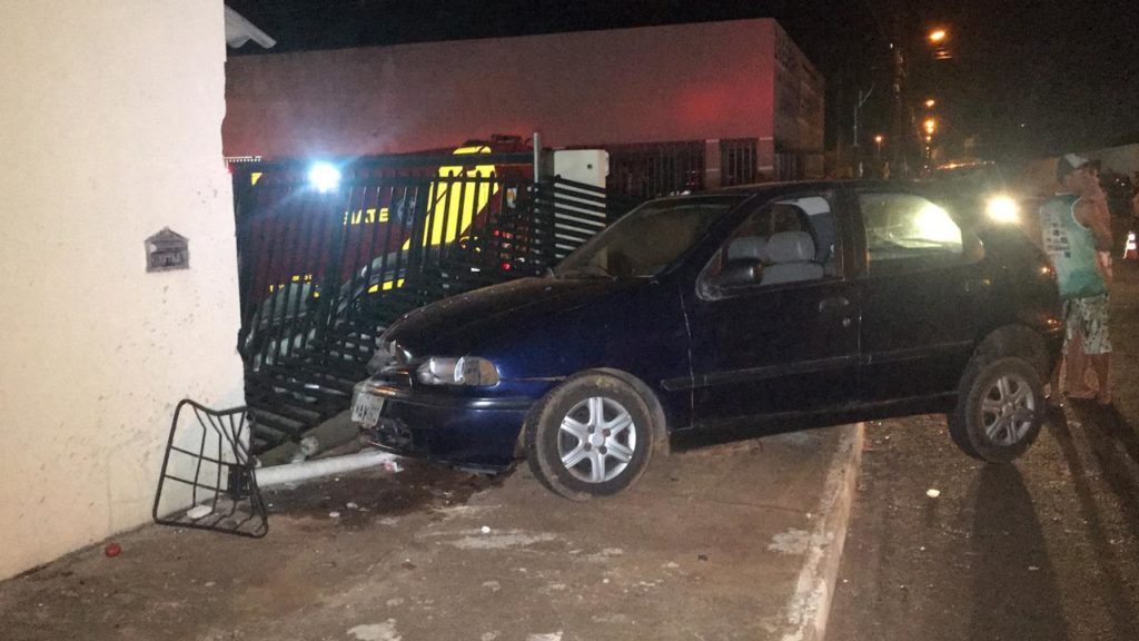 Carros colidem e atingem muro e portão de residência no Interlagos