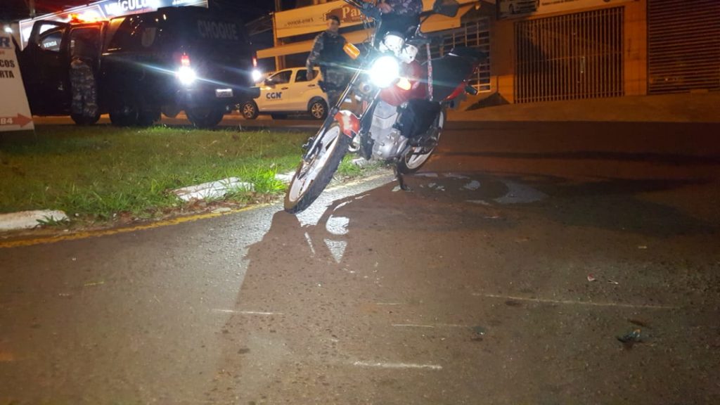 Motociclista sofre queda ao tentar fugir de abordagem do Choque