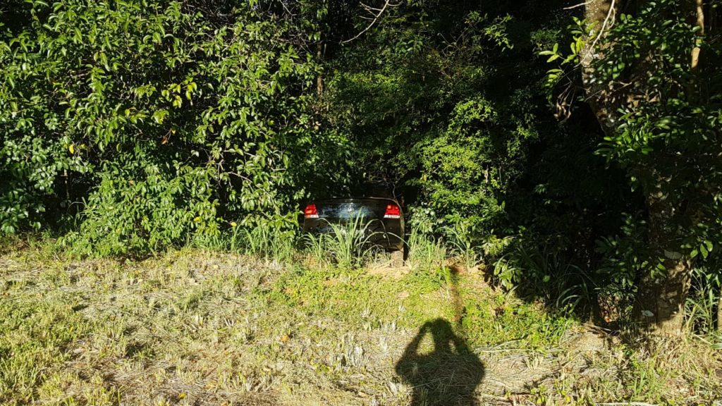 Carro que foi roubado no Jd. Itália é encontrado em área de mato próximo da BR-277