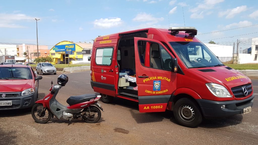 Mulher de 32 anos fica ferida em acidente na Av. Carlos Gomes
