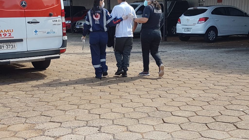 Socorristas do Samu atendem morador de rua caído em frente a Delegacia