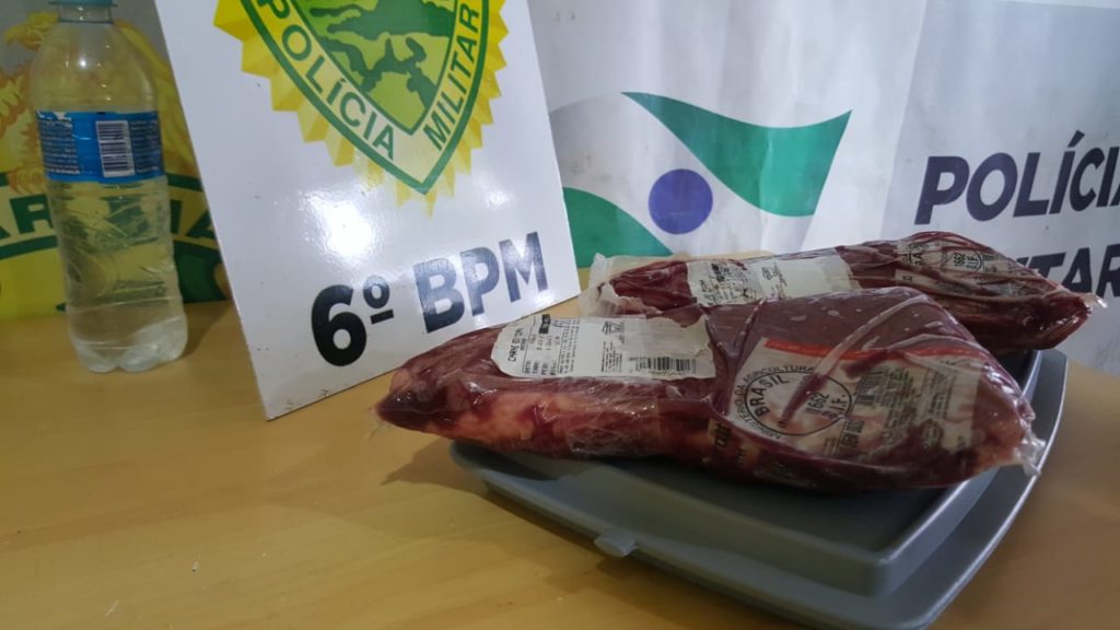 Homem é flagrado furtando picanha em supermercado