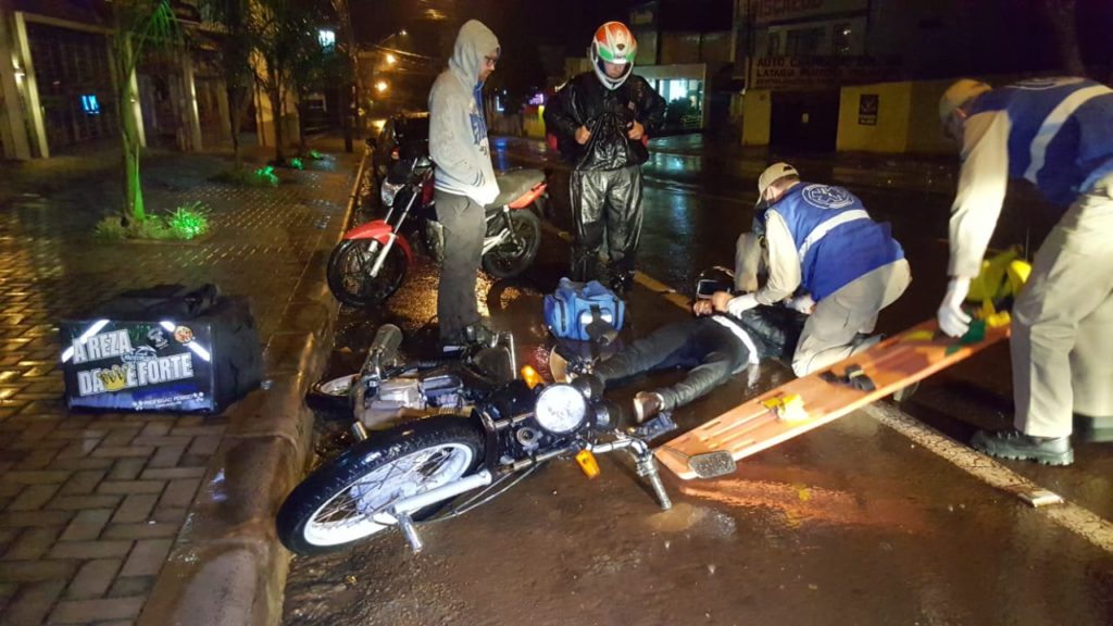Motociclista fica ferido ao sofrer queda na Rua Erechim; Siate foi mobilizado