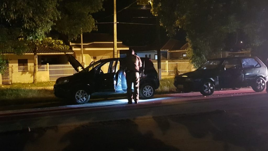Casal é assassinado a tiros dentro de carro em praia paranaense; criança foi baleada