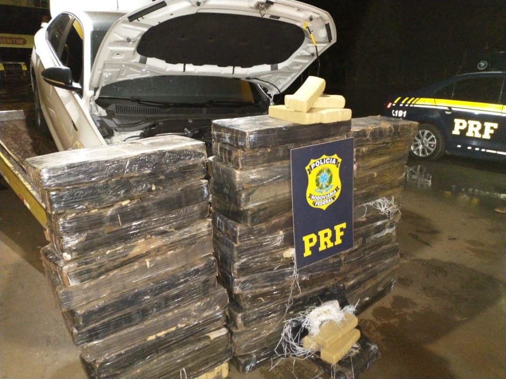 PRF apreende mais de meia tonelada de maconha e 50 mil carteiras de cigarros em Campo Mourão