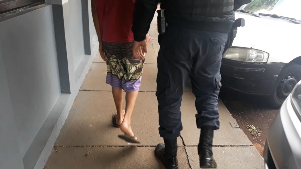 Jovem é detido pela GM jogar panela na cabeça da companheira no Conjunto Riviera