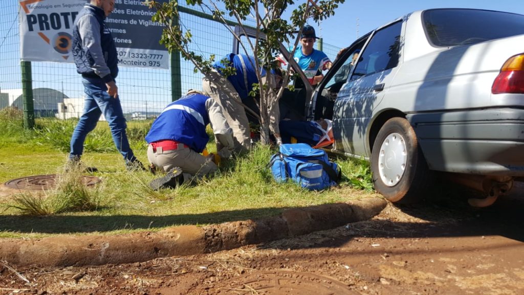Carros batem e duas pessoas são socorridas na Av. das Pombas
