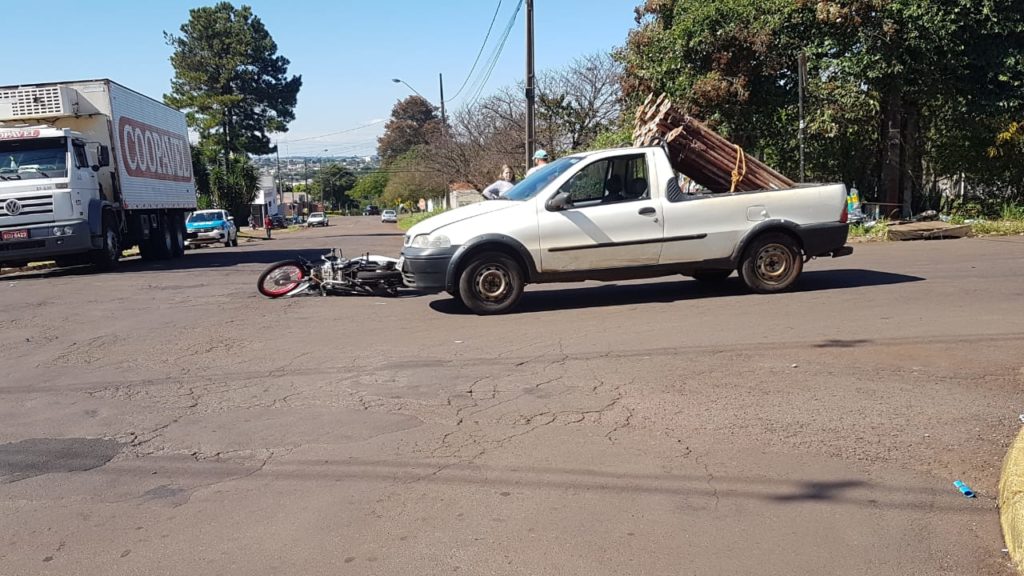Veículos se envolvem em colisão no Bairro São Cristóvão