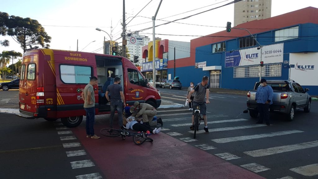 Colisão entre carro e bicicleta deixa mulher ferida na Avenida Brasil