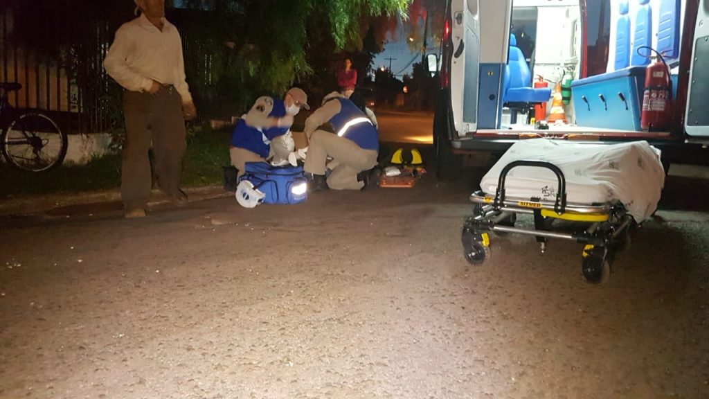 Adolescente fratura a perna em colisão entre bicicleta e carro no Bela Vista