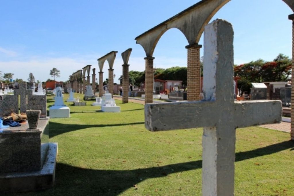 Homens são presos com objetos furtados de Cemitério, em Toledo