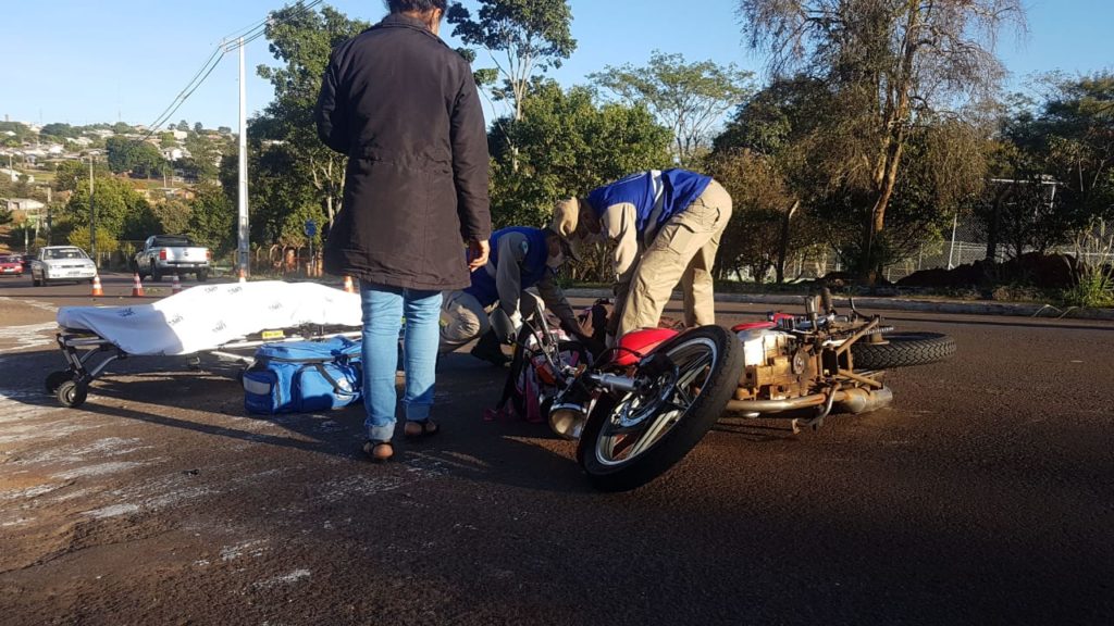 Mulher cai de moto após atingir carro na Rua Maracaí