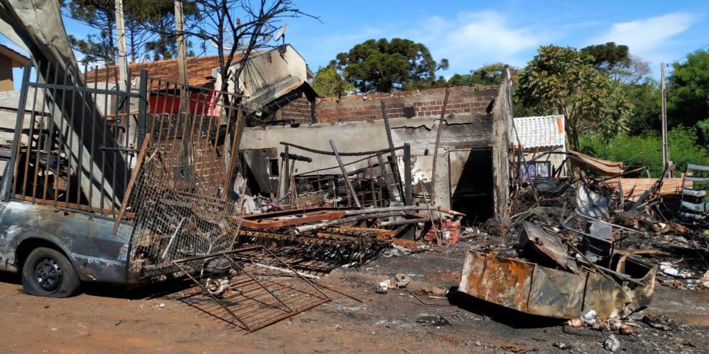Arrecadação é realizada para construir casa para família que perdeu imóvel em incêndio