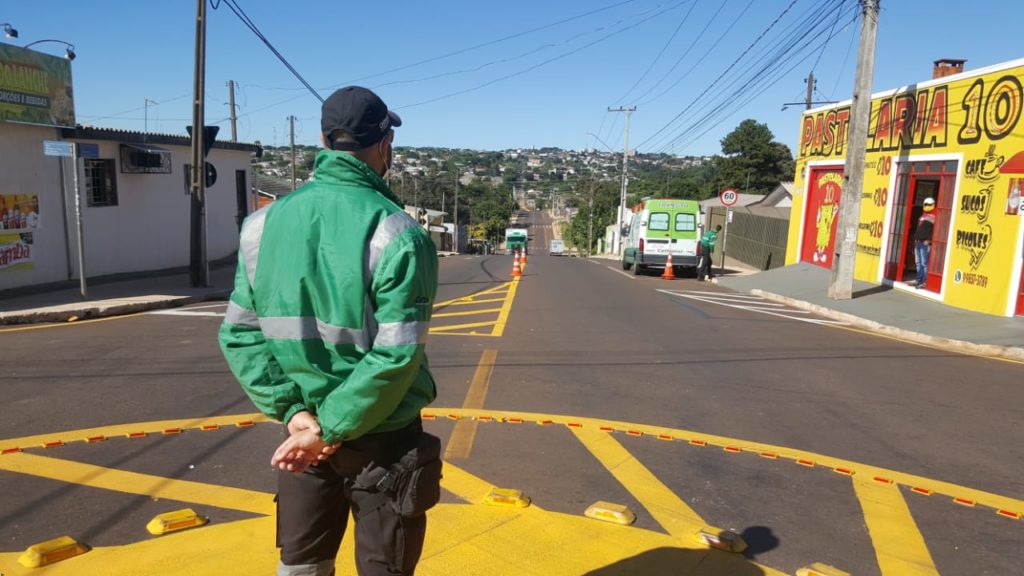 Cettrans realiza ação educativa em minirrotatória da rua Ipanema