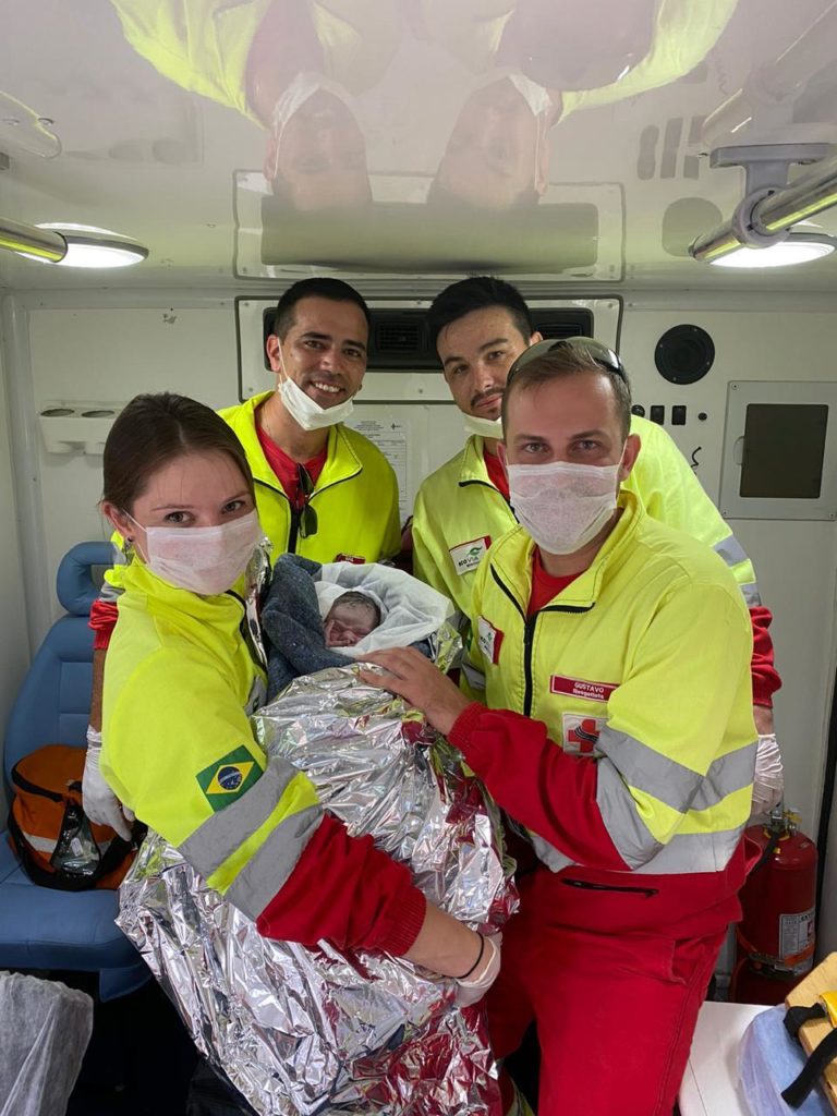 Bebê não espera e nasce dentro de ambulância na BR-277, em Paranaguá
