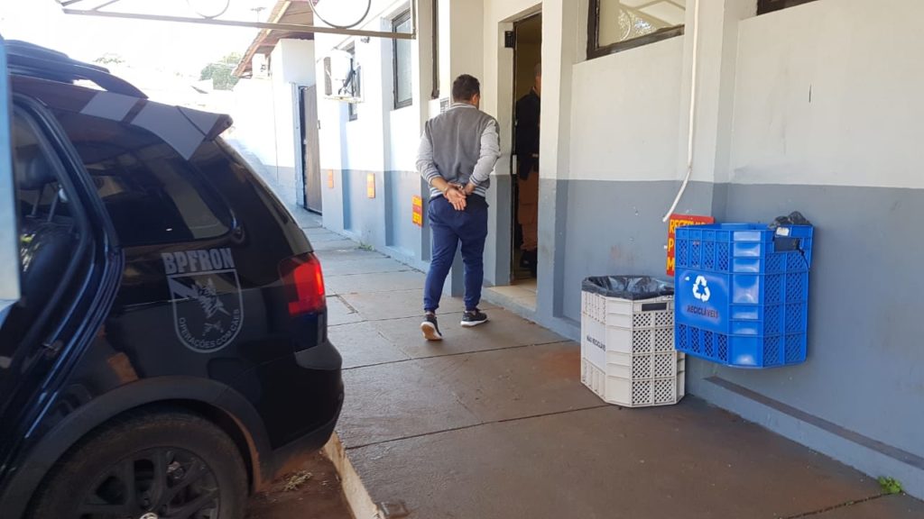 Motorista é detido pelo BPFron na BR-163 com caixas de cigarros